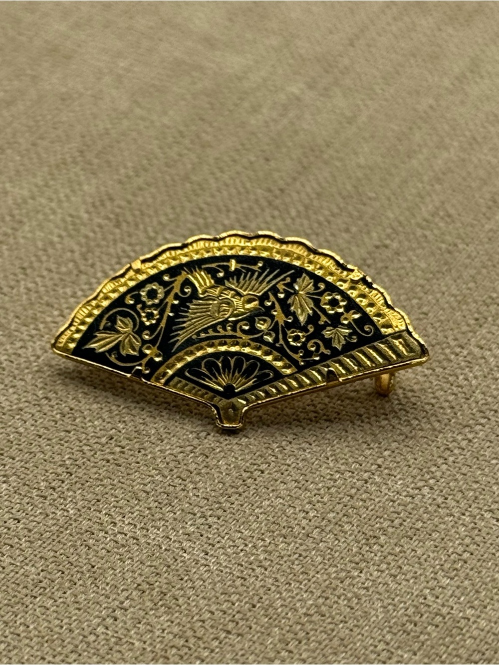 Vintage damascene Gold and Black Fan Enamel Pin Brooch